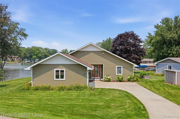 2939 Tamarack Lake DR, Hamburg Township, MI 48169