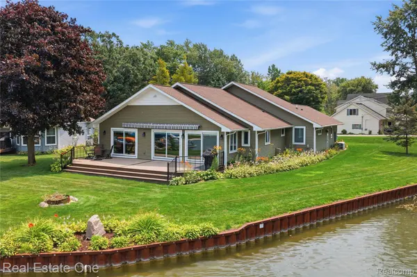 2939 Tamarack Lake DR, Hamburg Township, MI 48169