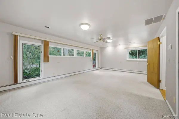 31198 Martindale RD, Lyon Charter Township, MI 48165