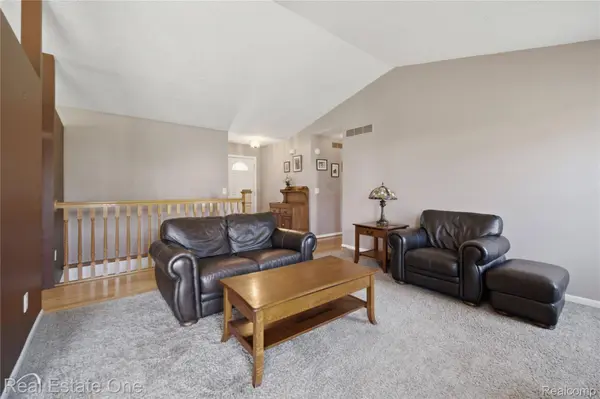 586 Town TRL, Pinckney Village, MI 48169