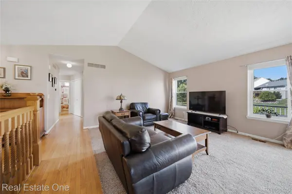 586 Town TRL, Pinckney Village, MI 48169
