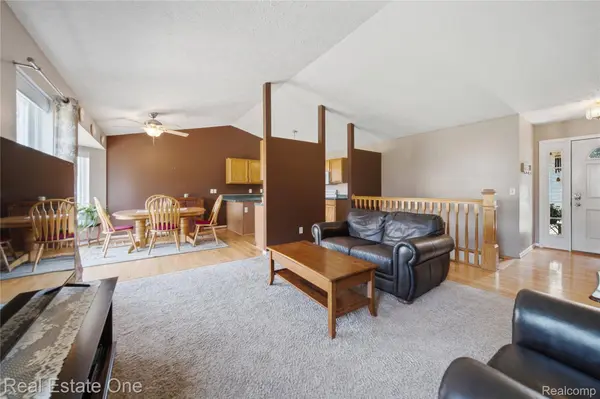 586 Town TRL, Pinckney Village, MI 48169