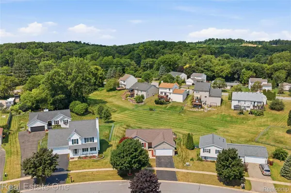 586 Town TRL, Pinckney Village, MI 48169