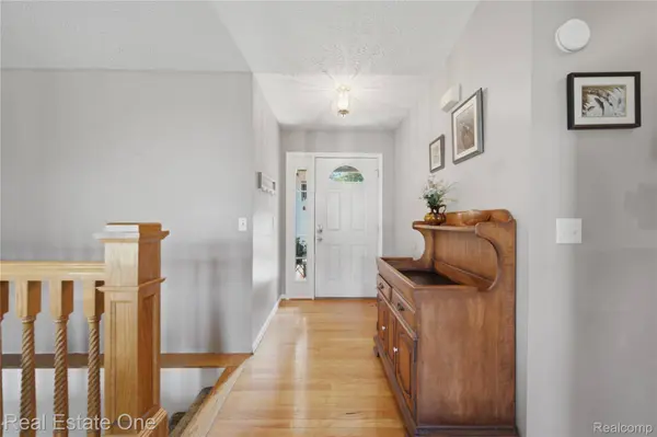 586 Town TRL, Pinckney Village, MI 48169
