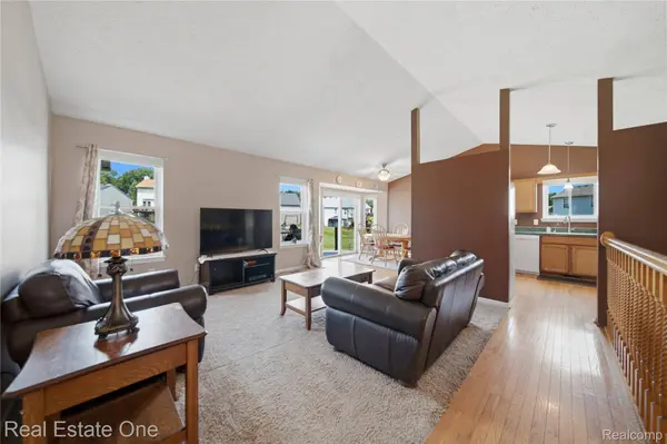 586 Town TRL, Pinckney Village, MI 48169