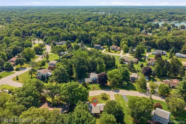 10875 Cartier DR, Brighton Township, MI 48114
