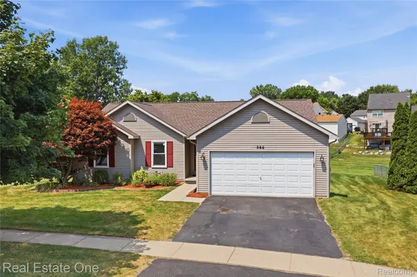 586 Town TRL, Pinckney Village, MI 48169