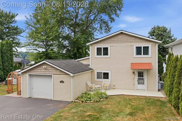 8714 Rushside DR, Hamburg Township, MI 48169