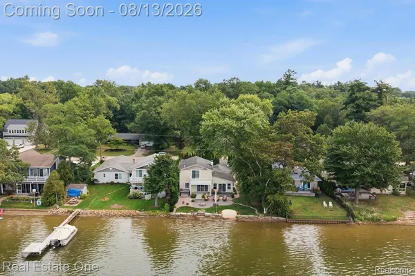 8714 Rushside DR, Hamburg Township, MI 48169