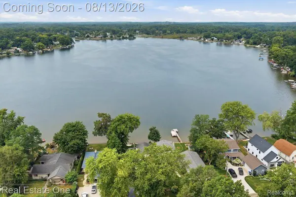 8714 Rushside DR, Hamburg Township, MI 48169