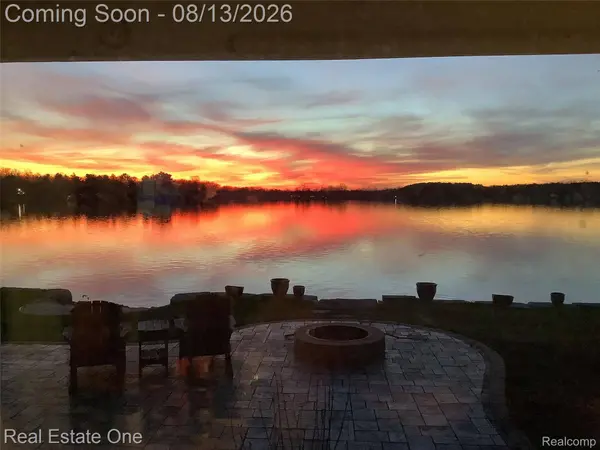 8714 Rushside DR, Hamburg Township, MI 48169
