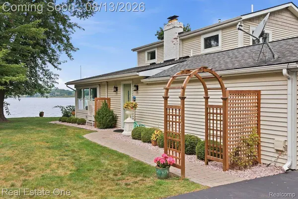 8714 Rushside DR, Hamburg Township, MI 48169