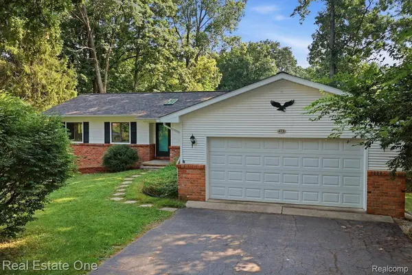 473 Fairwood RD, Pinckney Village, MI 48169