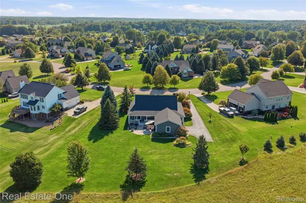 8707 Bridlewood TRL, Hartland Township, MI 48843