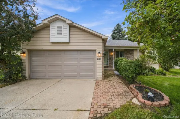 290 Hyatt LN