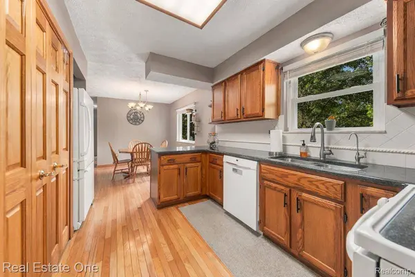 2795 Sun Terrace DR, Hartland Township, MI 48353