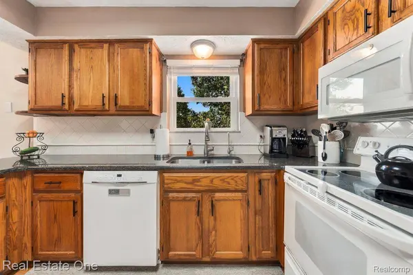 2795 Sun Terrace DR, Hartland Township, MI 48353