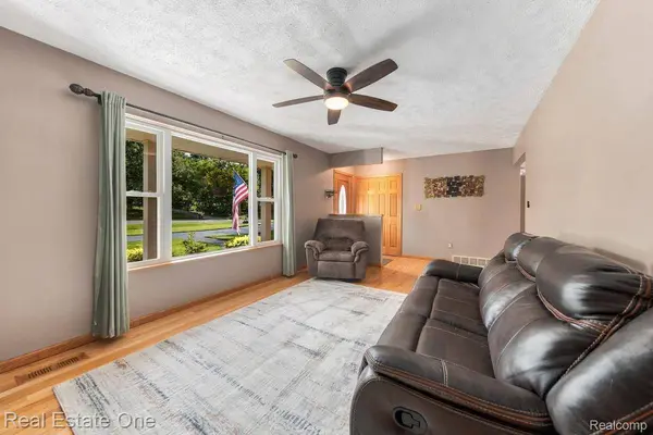 2795 Sun Terrace DR, Hartland Township, MI 48353