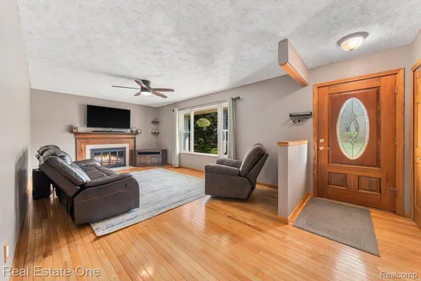2795 Sun Terrace DR, Hartland Township, MI 48353