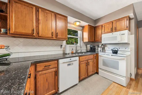 2795 Sun Terrace DR, Hartland Township, MI 48353