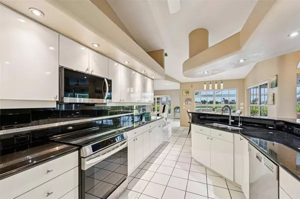 13 CLUBHOUSE RD, Rotonda West, FL 33947