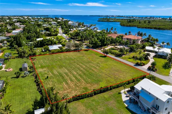 220 GREEN DOLPHIN DR, Placida, FL 33946