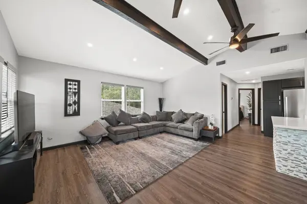 3802 Bayshore DR, Bacliff, TX 77518