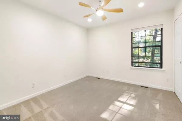 512 ESSEX, West Deptford, NJ 08051