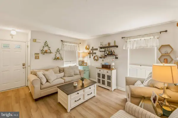 437 LONGFELLOW DR, Williamstown, NJ 08094