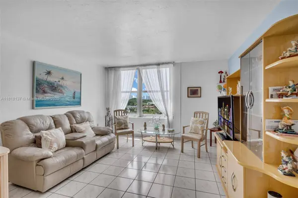 2899 Collins Ave #946, Miami Beach, FL 33140