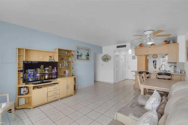2899 Collins Ave #946, Miami Beach, FL 33140