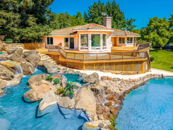 8918 Oak View Dr, Oakdale, CA 95361-9253