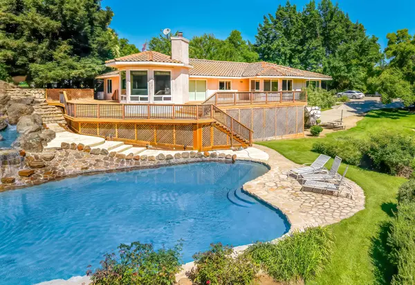 8918 Oak View Dr, Oakdale, CA 95361-9253