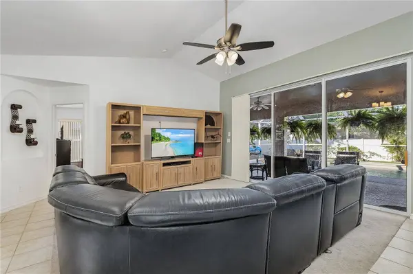 810 SW 10TH PL, Cape Coral, FL 33991