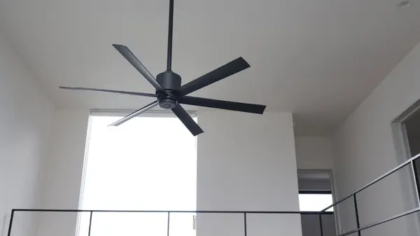 feature image of Ventilador de Teto + Ar-Condicionado: A Dupla que Reduz Sua Conta de Energia na Flórida
