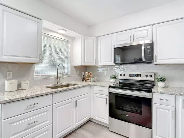 10017 N HARTTS DR, Tampa, FL 33617