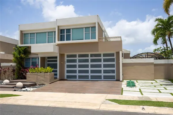 Calle MANTARRAYA, Dorado, PR 00646
