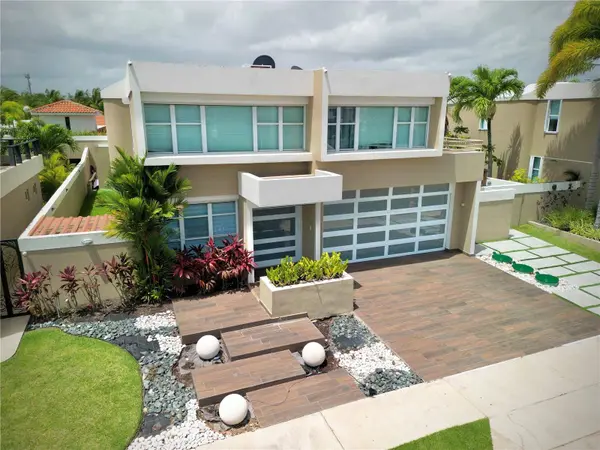 Calle MANTARRAYA, Dorado, PR 00646
