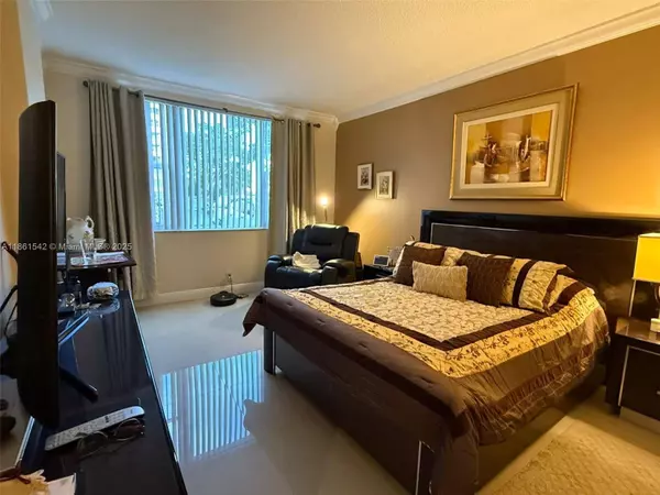 4350 Hillcrest Dr #112, Hollywood, FL 33021