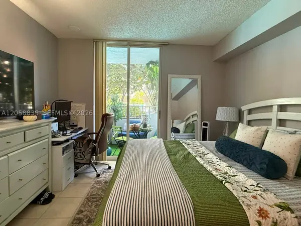 5085 NW 7th St #406, Miami, FL 33126