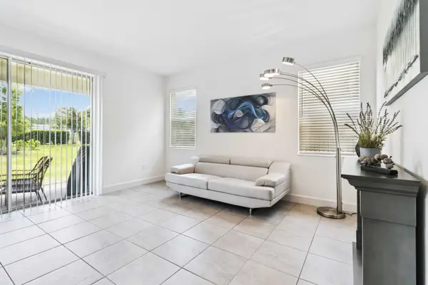 5653 Del Coronado Dr, Apollo Beach, FL 33572-2750