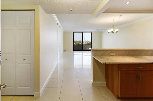 2500 PARKVIEW DR #1710, Hallandale Beach, FL 33009
