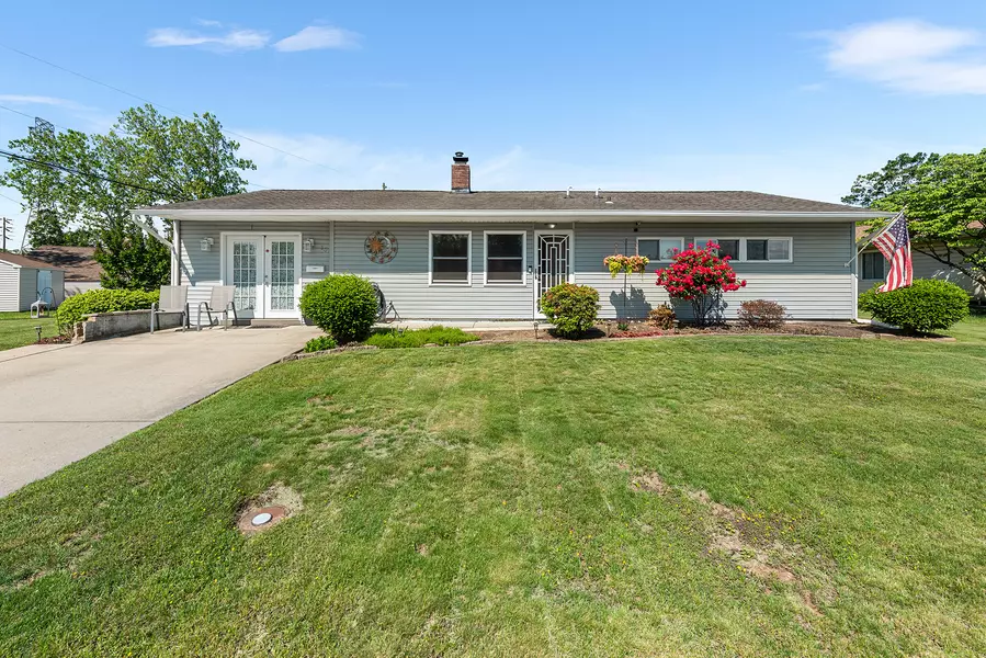 15 Dewberry Ln, Levittown, PA 19055-1711