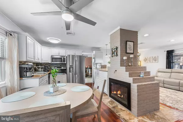 15 DEWBERRY LN, Levittown, PA 19055