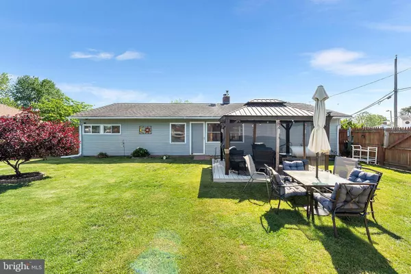 15 DEWBERRY LN, Levittown, PA 19055