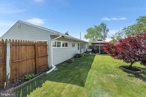 15 DEWBERRY LN, Levittown, PA 19055