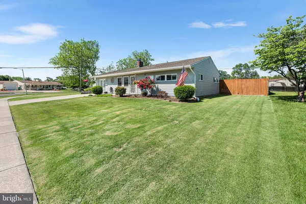 15 DEWBERRY LN, Levittown, PA 19055