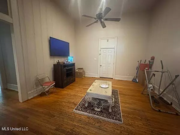 751 S Main Street, Grenada, MS 38901