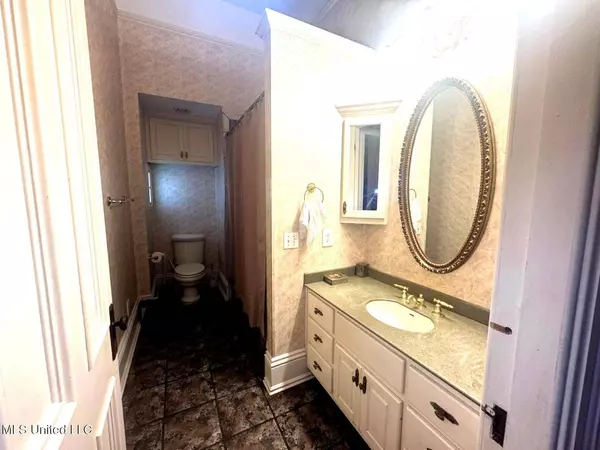 751 S Main Street, Grenada, MS 38901