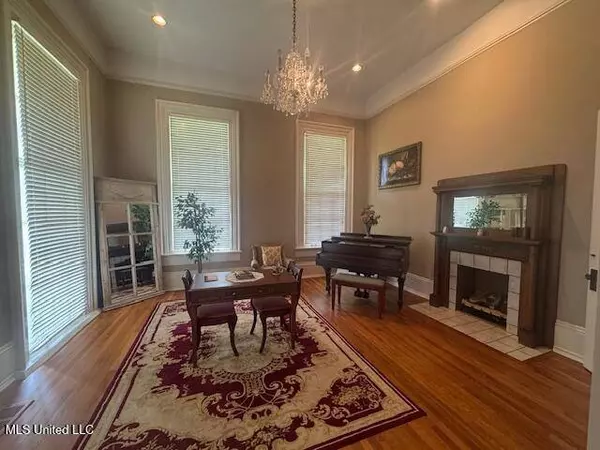 751 S Main Street, Grenada, MS 38901